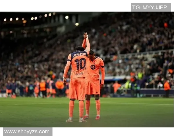 欧冠激战巴萨与巴黎圣日耳曼战平点球大战引发全场狂欢与转会传闻